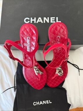 CHANEL Red Quilted Leather Thong Sandals with Silver Chain